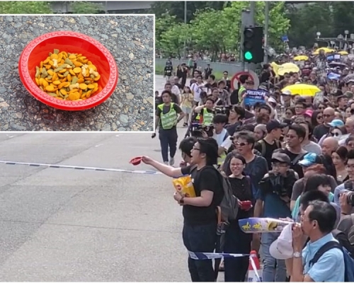 有示威者放置狗糧嘲諷警員