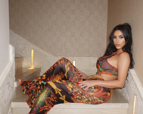 女名媛Kim Kardashian凍結FB及IG帳號。 Kim Kardashian FB 圖片