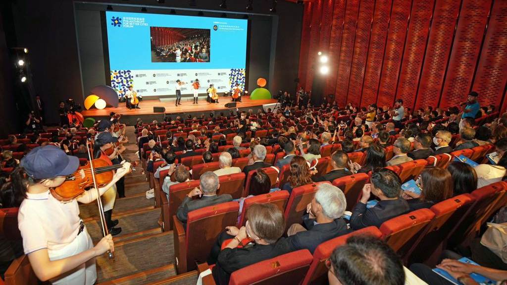 馬會音樂能量計劃和香港弦樂團學生以扣人心弦的音樂，為香港國際慈善論壇掀開序幕，亦為現場 逾 1,600 位與會者為期兩天的活動，提供啟迪心靈的序曲。