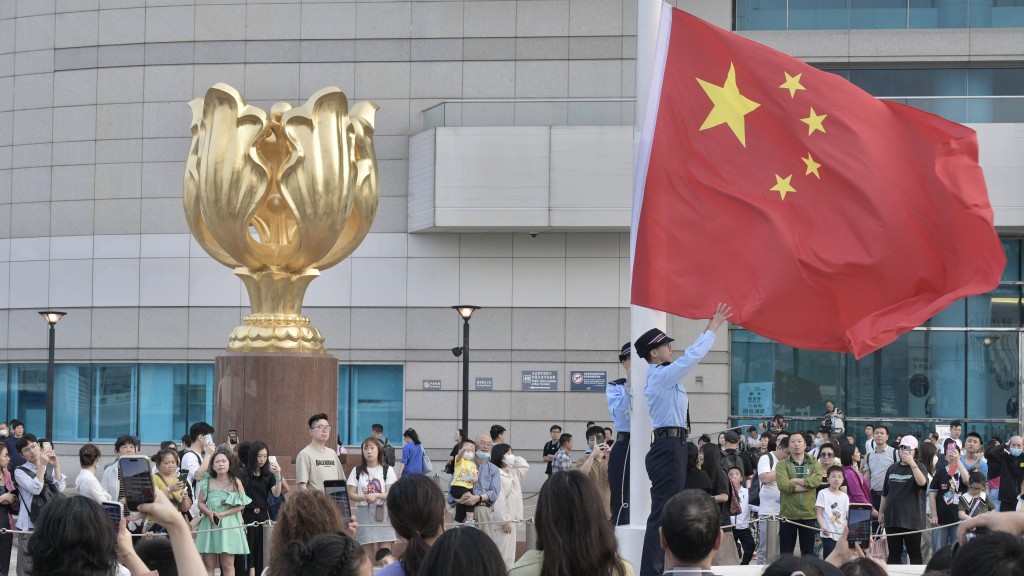 旅監局表示,截至今日(30日)下午5時,共158內地團在今日到港。圖為金紫荊廣場遊客盛況。陳浩元攝