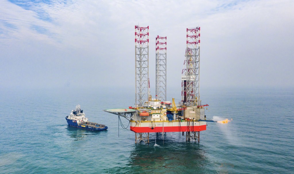 海上钻井平台正在对渤中26-6构造进行钻探。