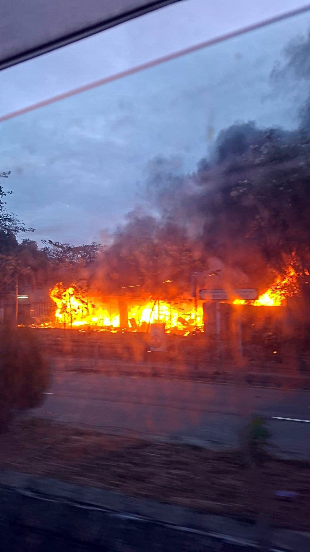 貨倉火勢猛烈。 網圖 貨倉火勢猛烈。 網圖