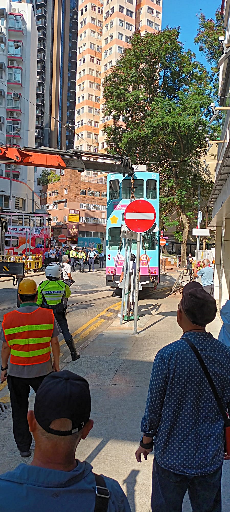 電車公司派人移正出事電車。 電車公司派人移正出事電車。