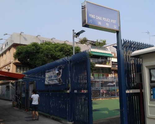 一名男子在坪洲警崗天台鐵欄外危坐。　Google Map圖片