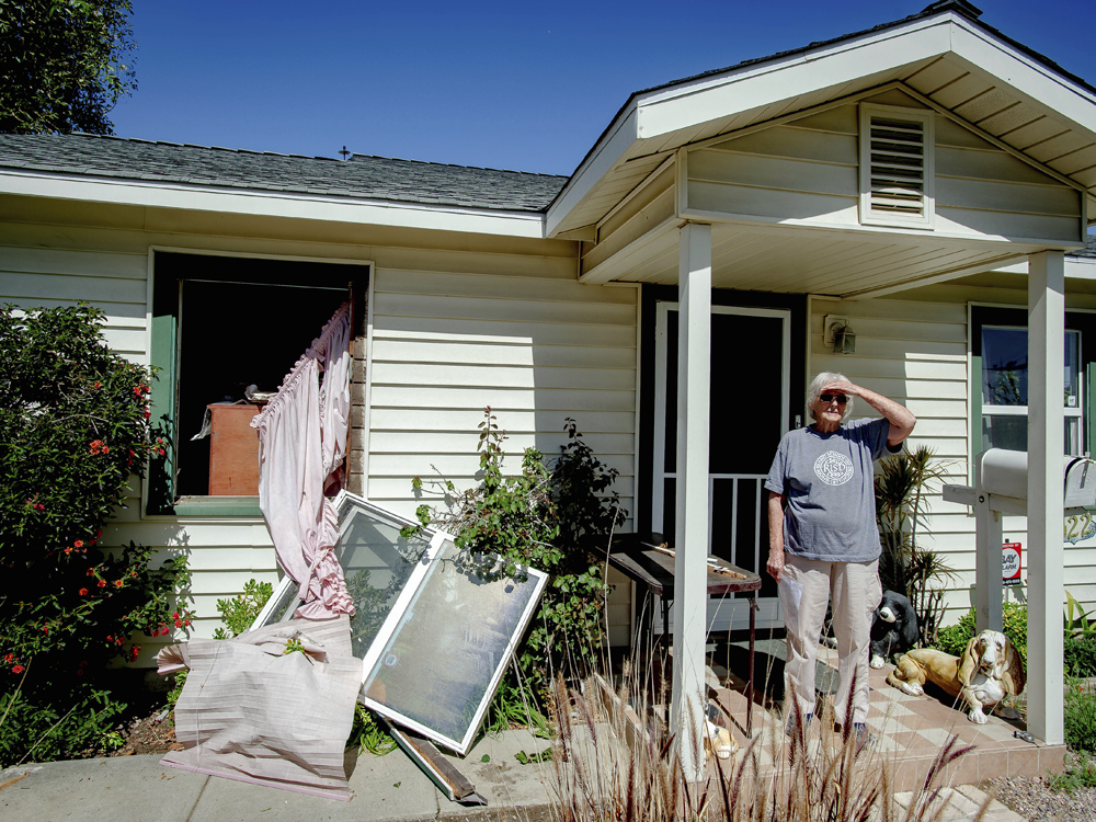 附近居民家中的窗戶都被震碎。AP圖片
