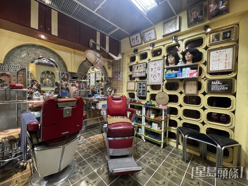 展覽設「龍城髮廊」場景。 展覽設「龍城髮廊」場景。