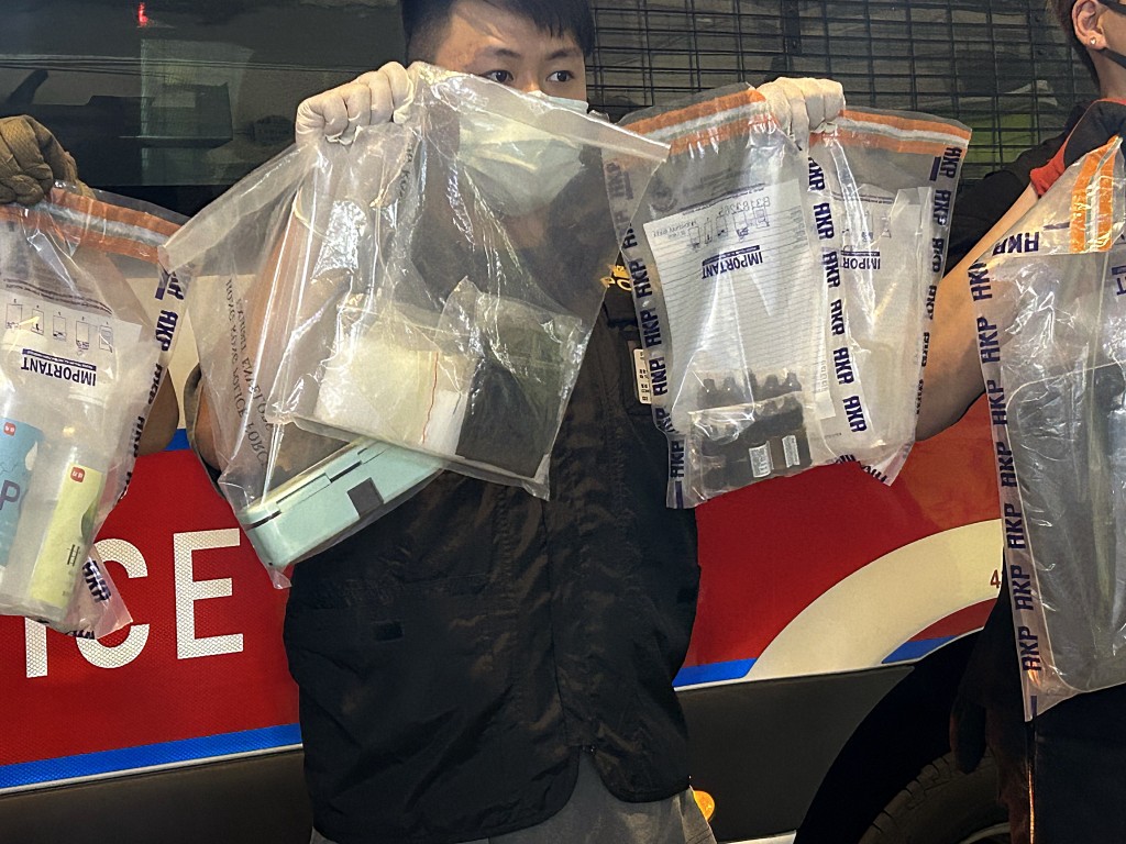 警方展示有關證物。
