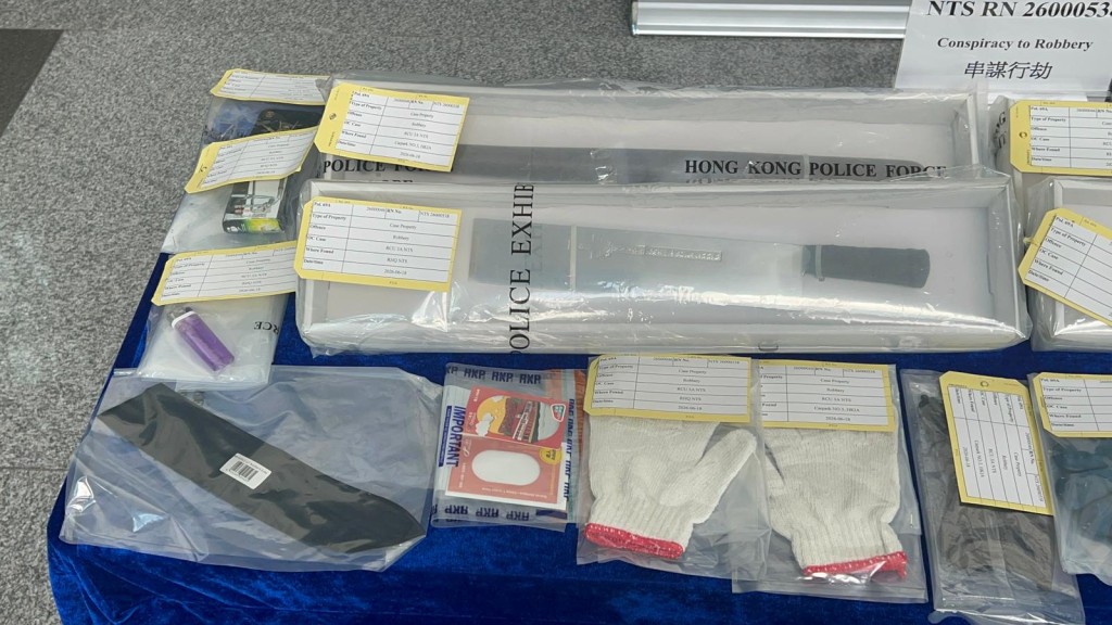 警方展示行劫的工具。楊偉亨攝 警方展示行劫的工具。楊偉亨攝