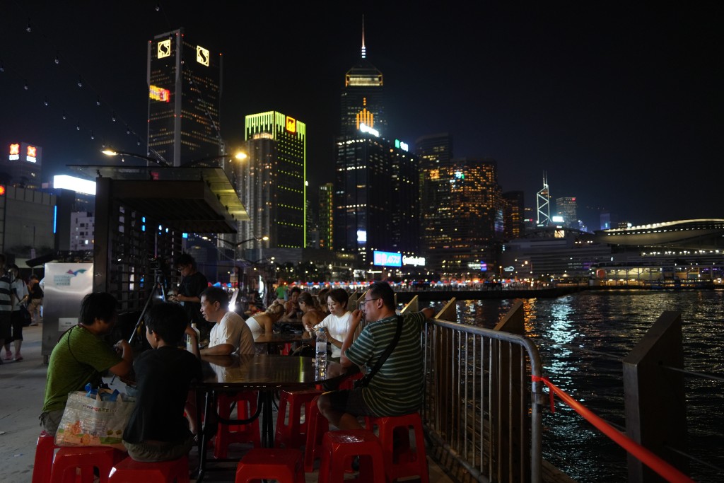 海滨艺游坊设有80多个摊位，提供各种街头小吃、当地饮品、音乐、艺术画廊、体育比赛和许多其他活动。 嘉年华目标是向所有外国游客推广香港本地东西方文化。资料图片