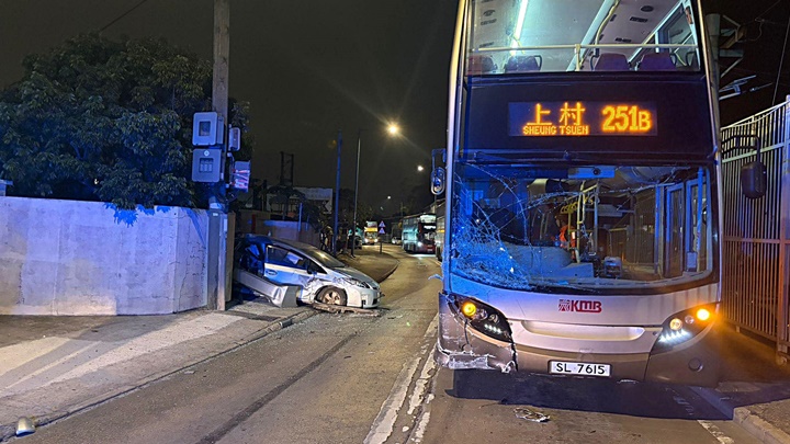 九巴與私家車相撞。fb：車cam L（香港群組）