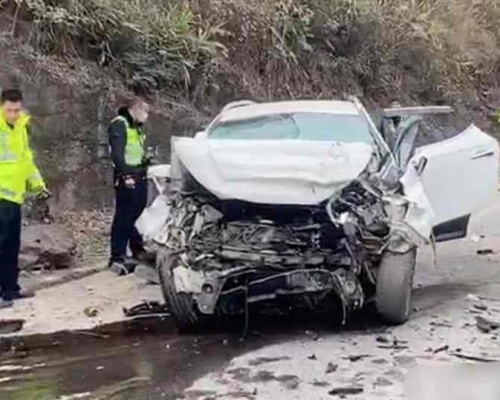 休閒車車門及車頭嚴重變形。網圖