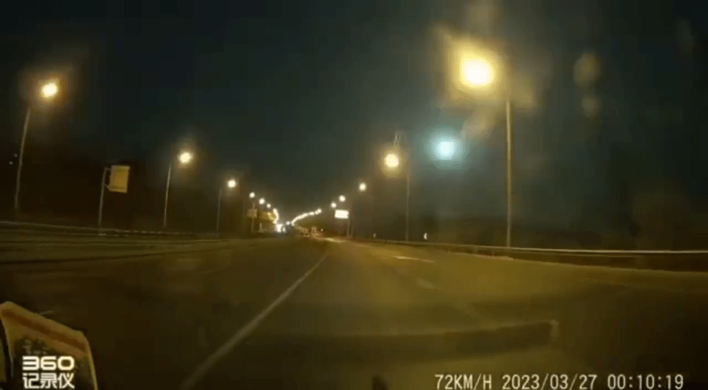 在北京，有行车纪录仪拍下火流星，出现并爆发闪光，并瞬间消失。