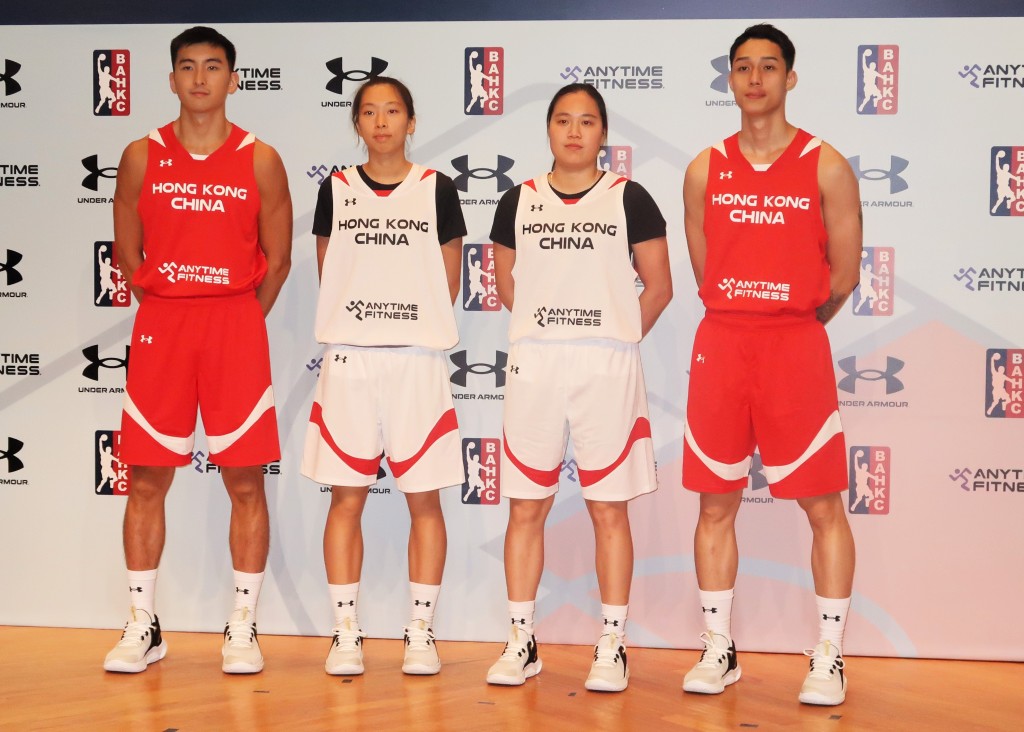 ４位香港男女子篮球队成员梁嘉显（右至左）、陈欣汶、黄雅婷及徐远征穿上新球衣。（陆永鸿摄）