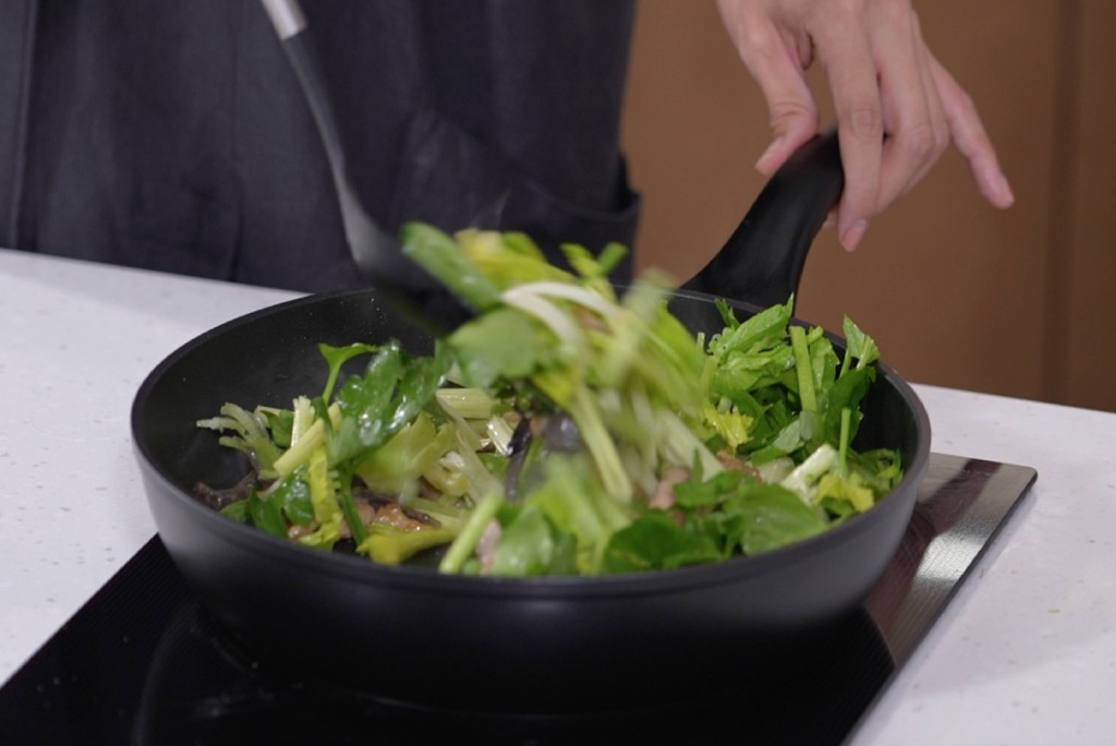 當肉絲炒到半熟時,加入芹菜及木耳。 當肉絲炒到半熟時,加入芹菜及木耳。