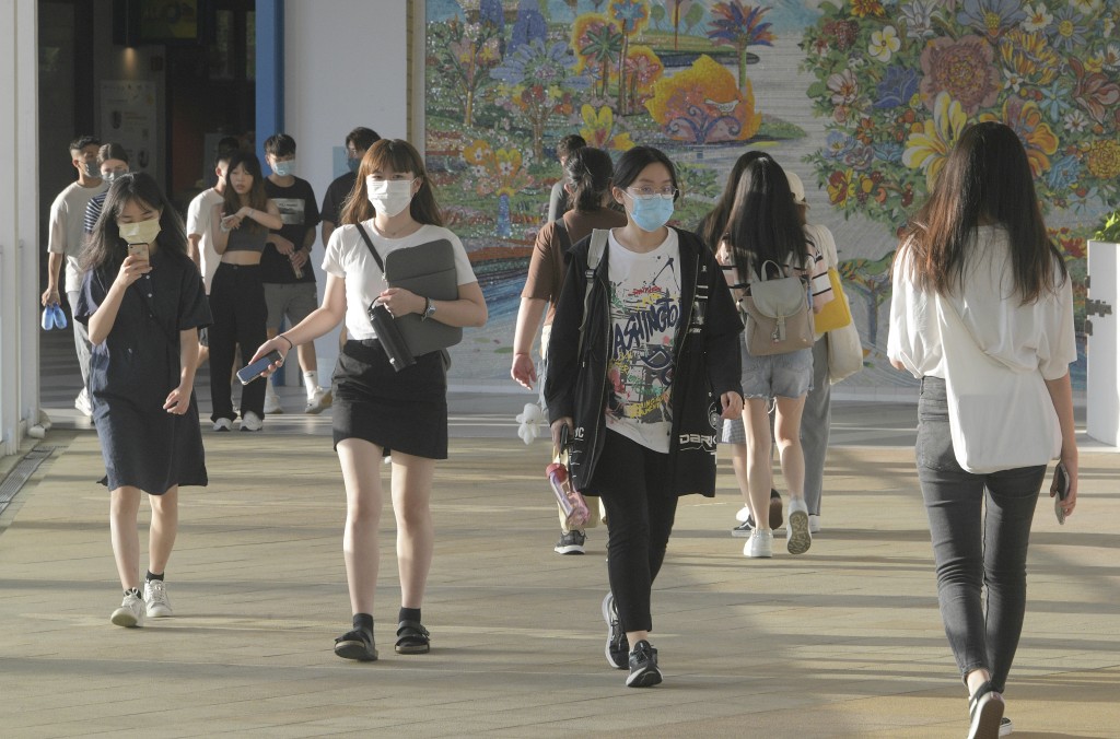 邓炳强指部分年轻人先入为主认为内地落后。（资料图片）