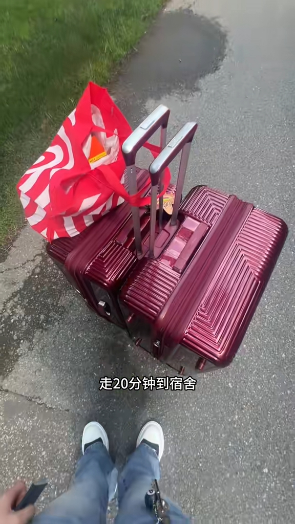 推着行李走20分鐘的路才到達宿舍。