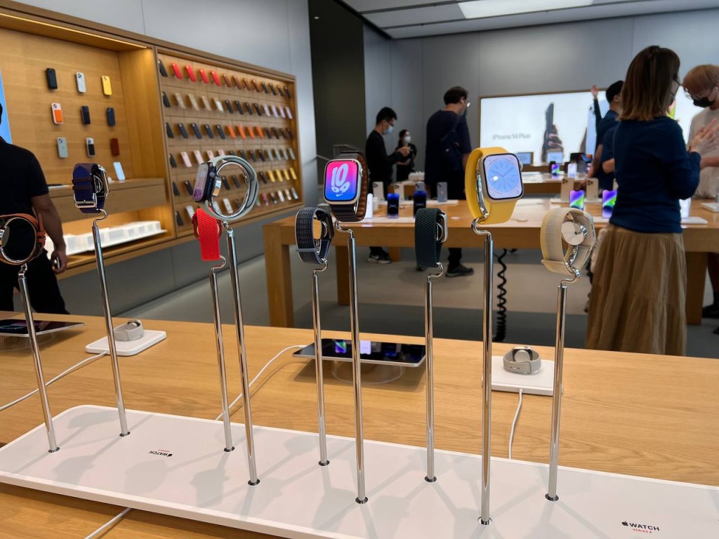 果粉一早抵達Apple Store。  ​讀者提供