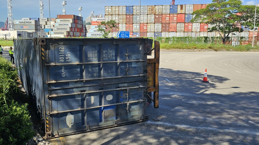 消息指，货柜车由深圳开出，将电子零件运至码头交货。徐裕民摄