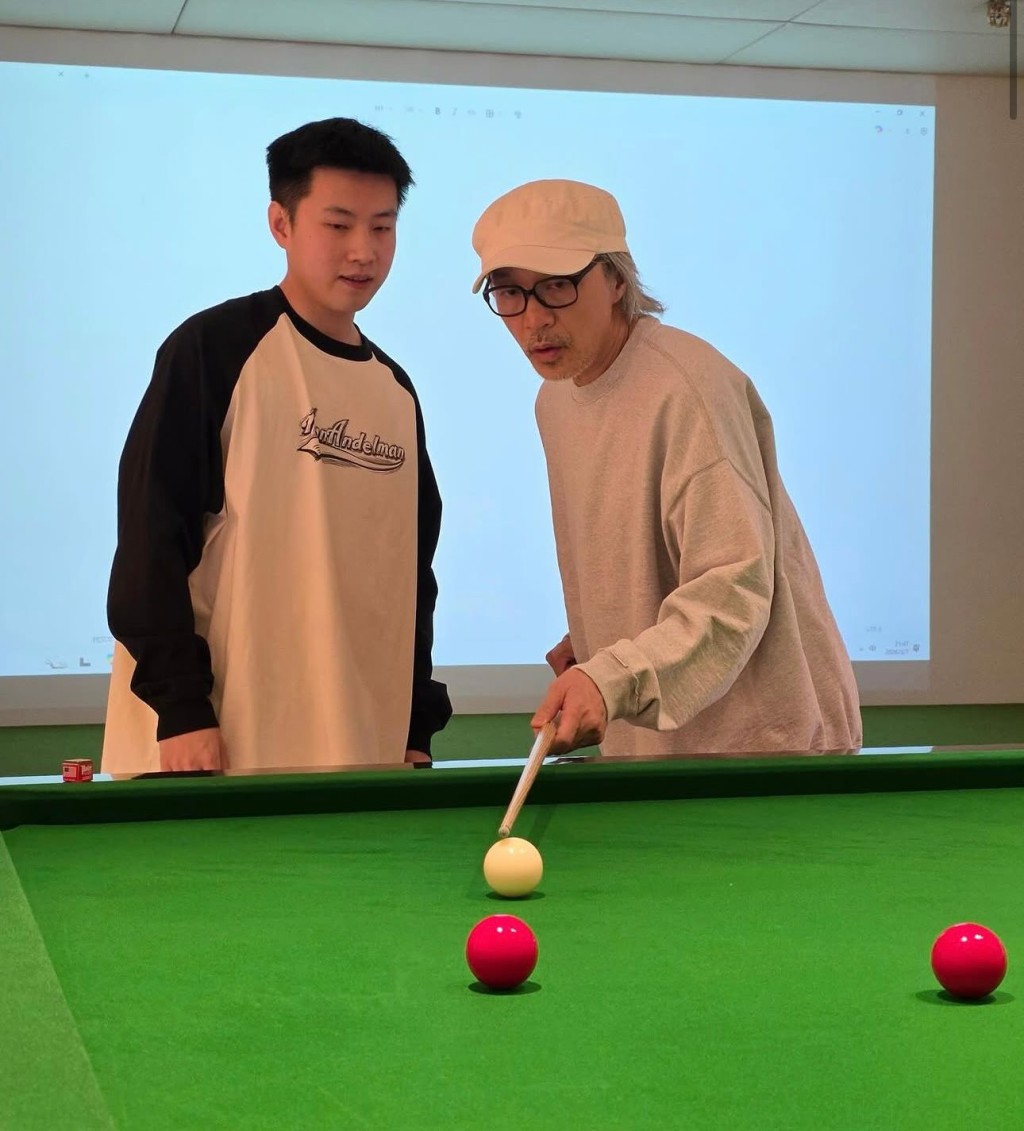 周星馳與國家級桌球冠軍趙心童切磋球技。