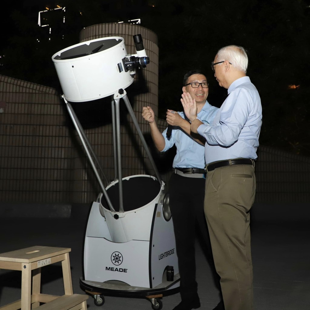 现场有香港天文学会的人员向市民讲解，帮助大家领略夜观星空的乐趣。（环境及生态局FB图片）