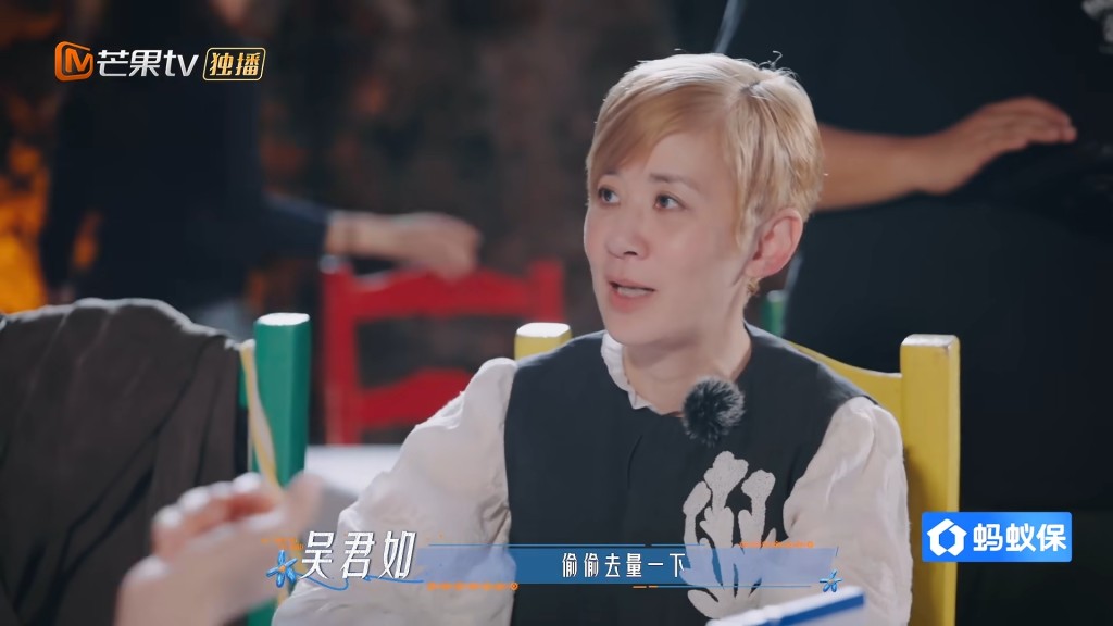 一行人轉移至餐廳用餐，吳君如主動拿出便攜式血壓計，向隊友表示想再測量一次。