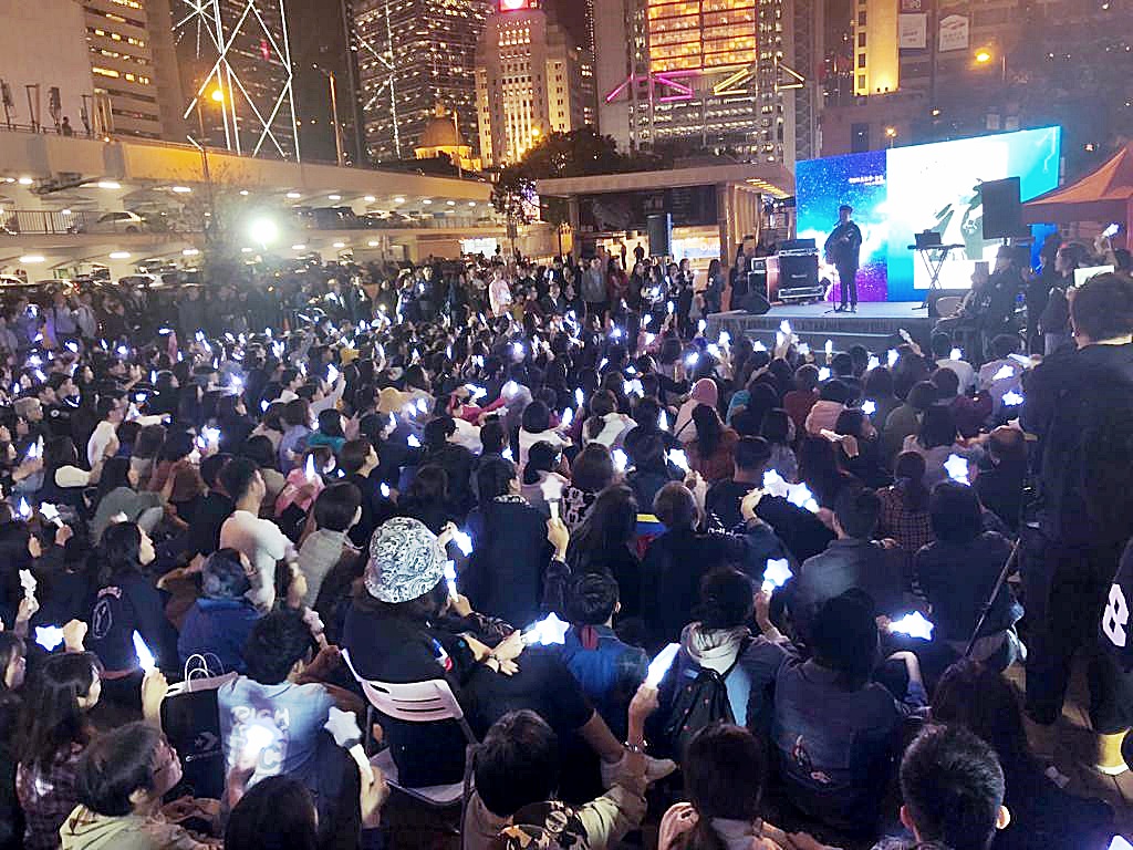 悼念晚會播放片段回顧張國榮生前點滴，並有歌手獻唱哥哥歌曲。