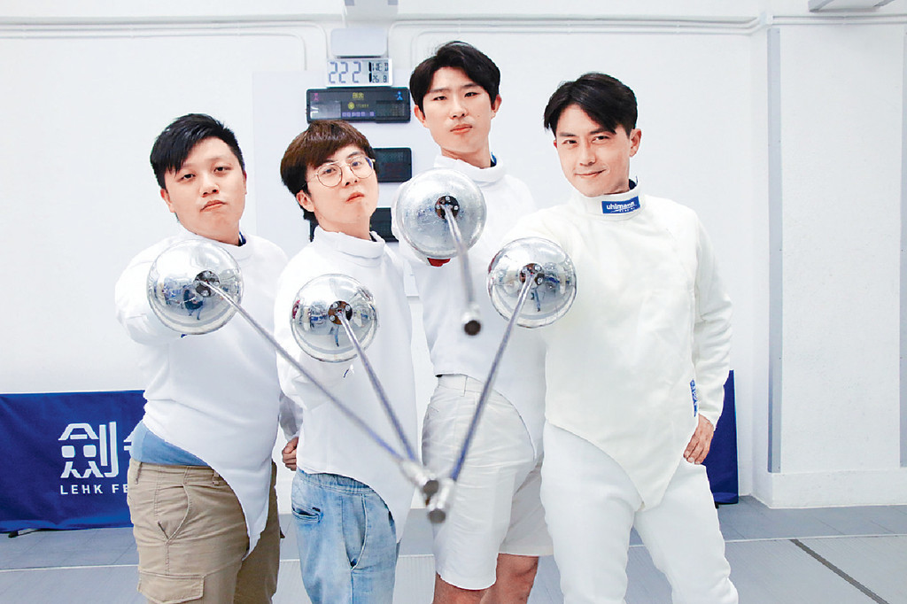 剑击「ERROR」■森美跟3位换上剑击衣服嘅《与星有个约会-森美亲自教玩剑击》幸运儿变身剑击「ERROR」。