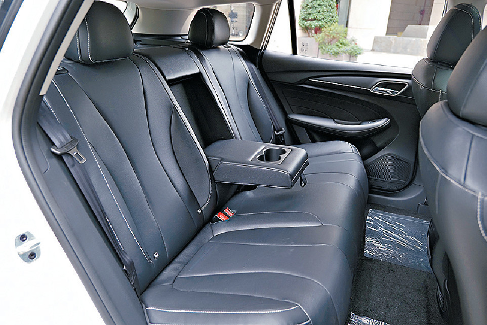 ■人造皮座椅厚身舒適,不過坐姿頗高,頭頂貼近天花。 ■人造皮座椅厚身舒適,不過坐姿頗高,頭頂貼近天花。