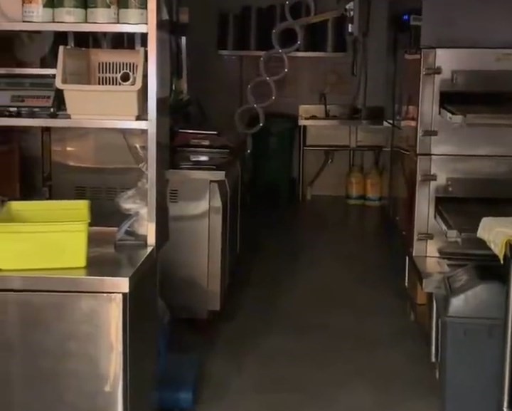 涉事的門店廚房。微博 涉事的門店廚房。微博