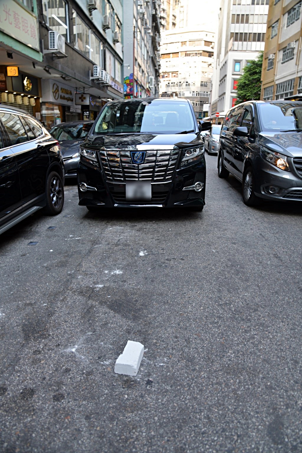 2023年2月13日,一輛七人車遭磚頭擊中車頭。資料圖片 2023年2月13日,一輛七人車遭磚頭擊中車頭。資料圖片