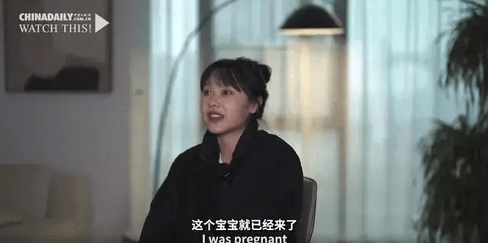 2023年的最後一天，《中國日報》對黃瓊進行了專訪報道。報道中，黃瓊表示在爆紅之前已經懷孕。