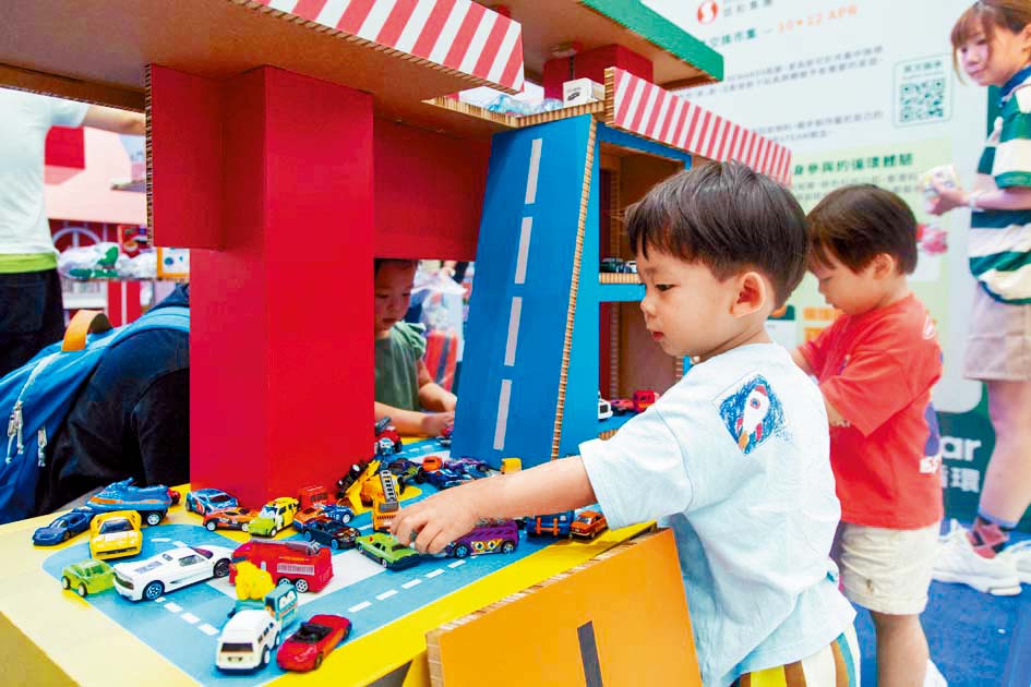 屯門市廣場與再生玩具店合辦市集，逾千件舊玩具覓得新主人。