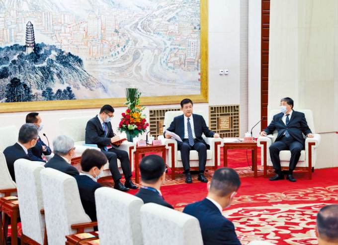 国务委员、公安部部长王小洪（右二）早前会见邓炳强（左一）一行。 资料图片