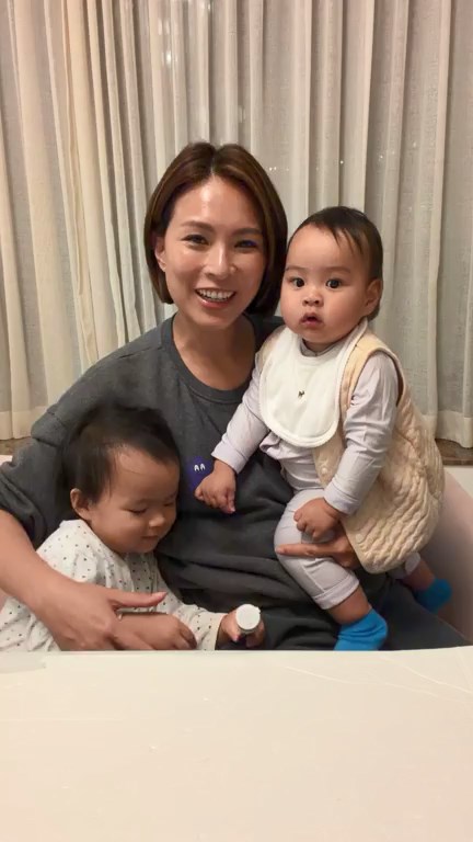 Shera更一度向媽媽要求聽兒歌，要求多多萌翻網民。