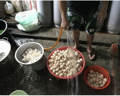 有員工直接把食材放在地上沖洗。 網上圖片