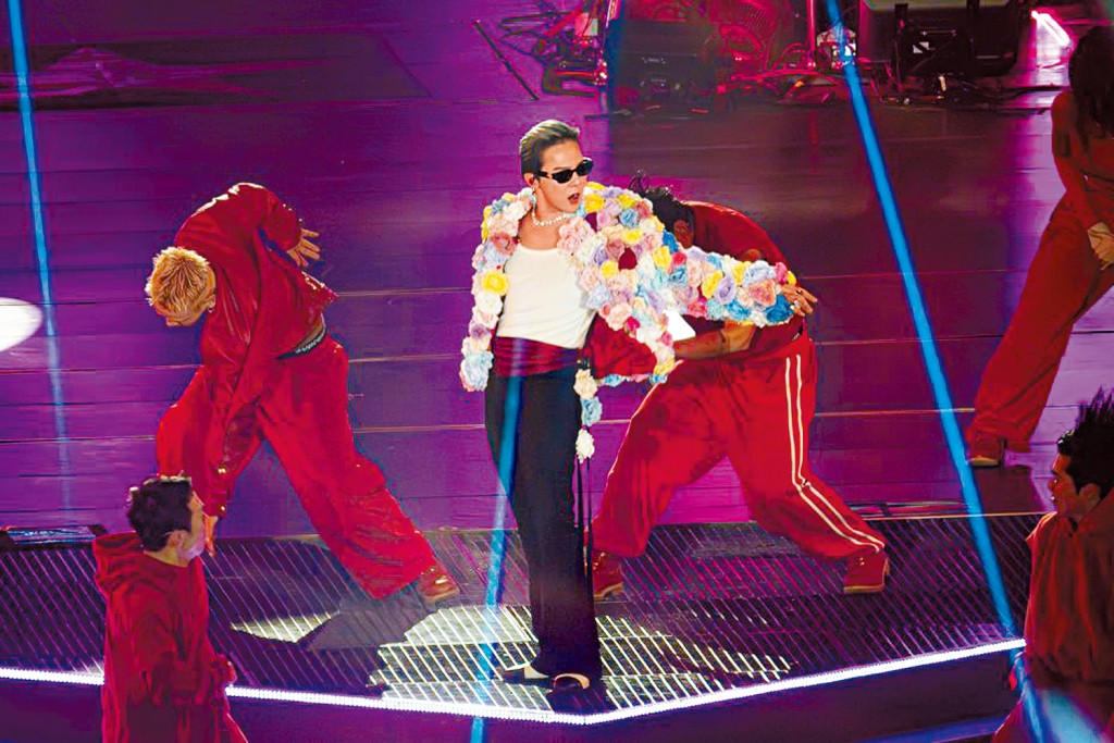 GD前晚在台北的巡唱，換上多套新裝。