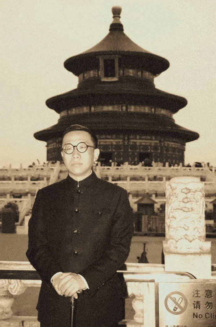 付強在天壇前拍的照片竟連AI也認錯是溥儀。