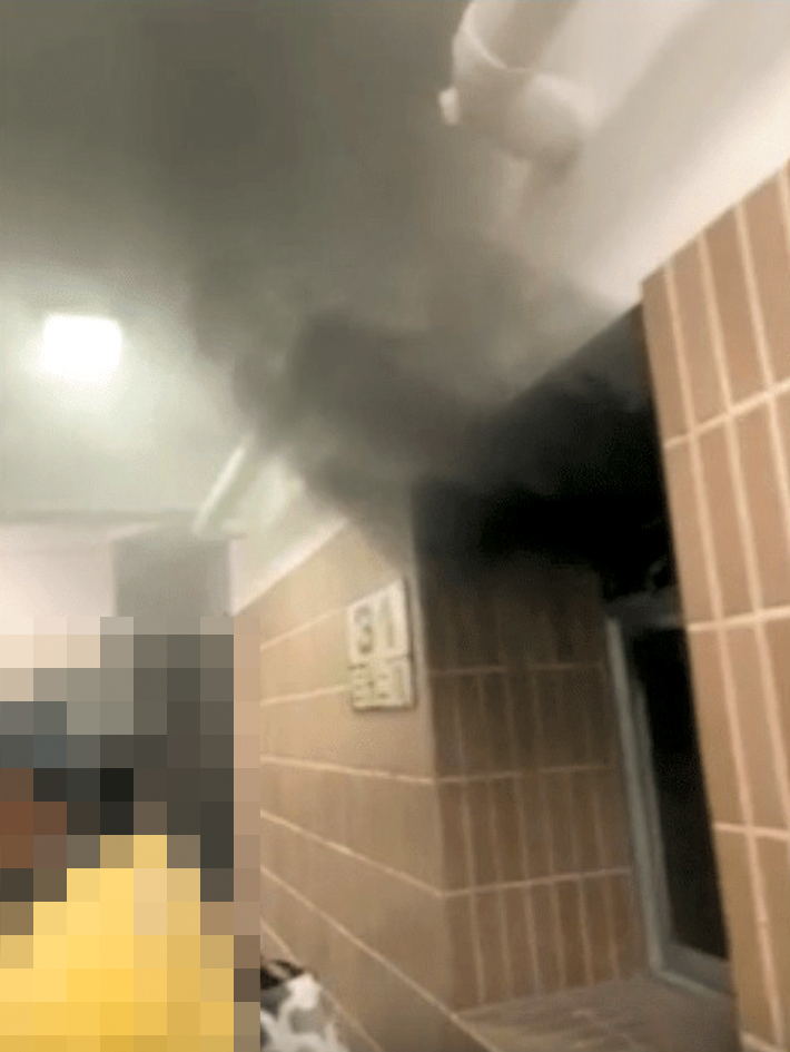 工友拍攝影片所見，走廊窗戶有大量黑煙湧入。