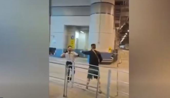 黑衫男與車長對峙。fb 車cam L（香港群組）MagentaGrapefruit4881