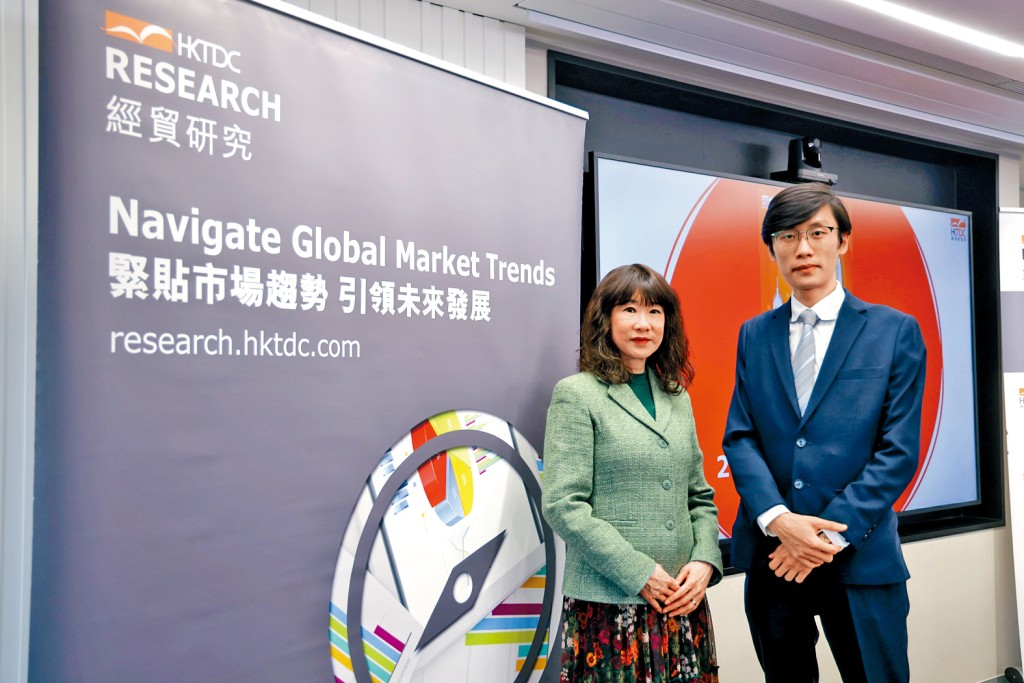 范婉兒(左)相信,明年首季本港出口可能會進一步轉好,但下半年貿易活動或急劇減少。
