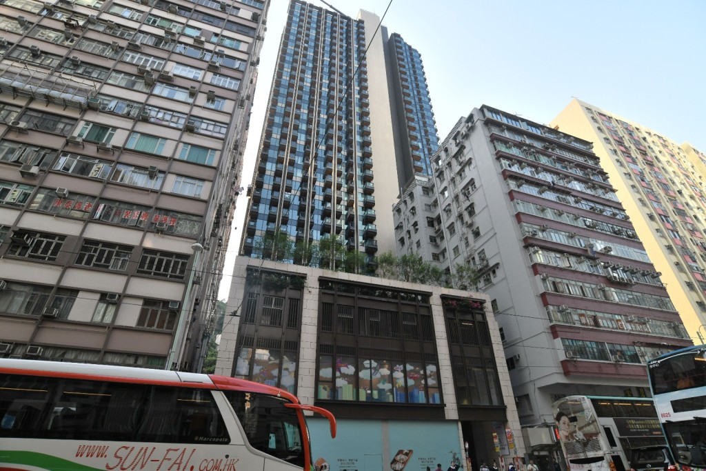 港島東君豪峰入伙5年，一個面積299方呎銀主盤，以498萬元推出拍賣。
