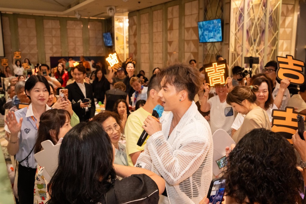 周吉佩親切地走入台下，與粉絲們作零距離互動。