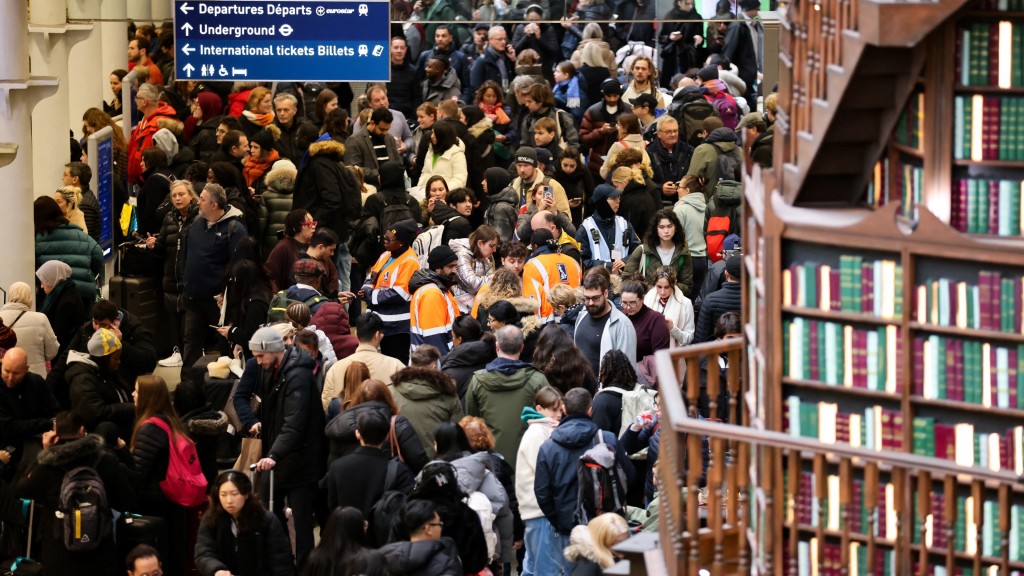 伦敦圣潘克拉斯车站欧洲之星闸口堆满乘客。 路透社