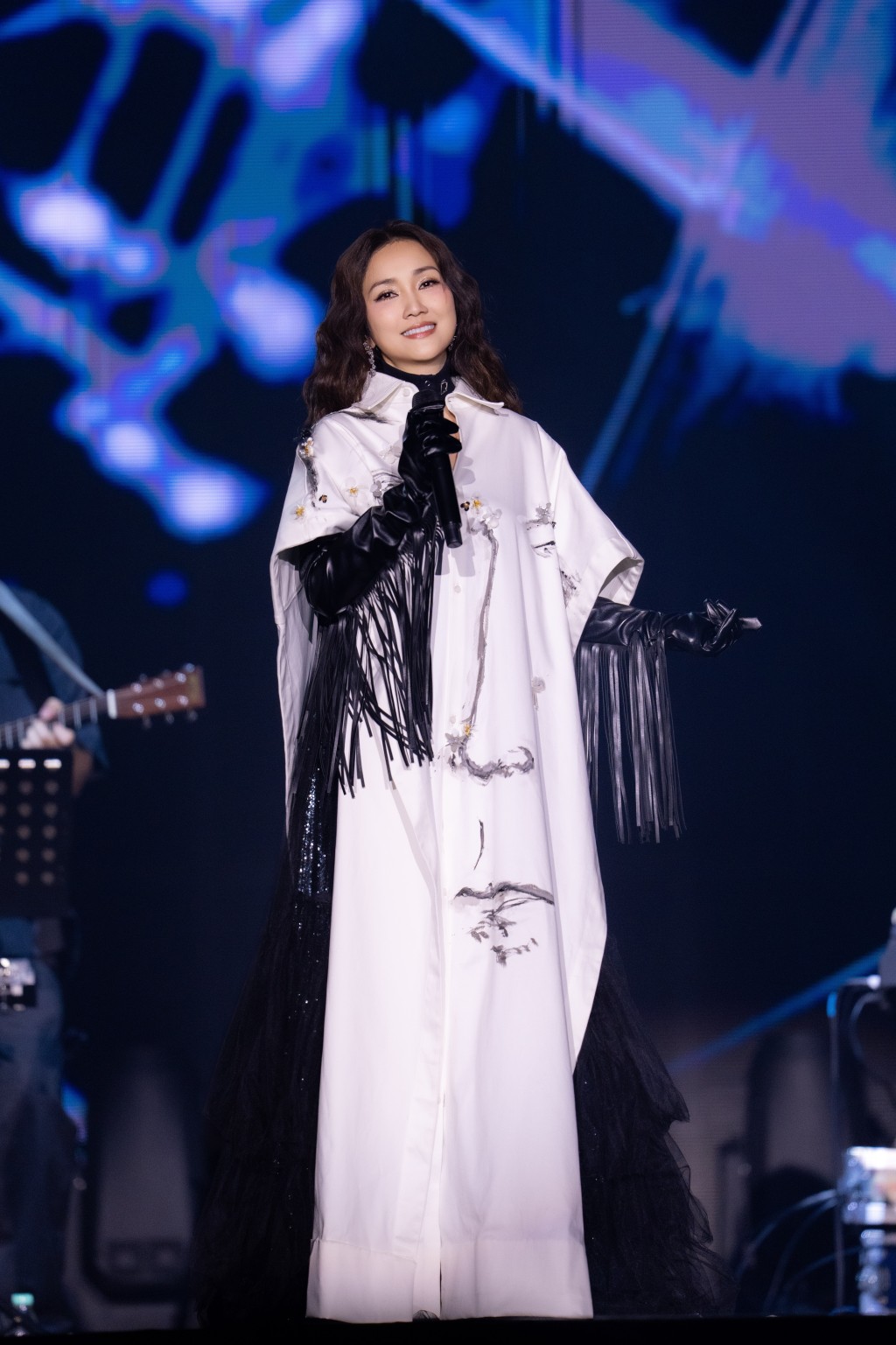 她唱出《神奇女俠的退休生活》、《賴床》、《藝妓回憶錄》,展現戲劇感十足的女性風采。 她唱出《神奇女俠的退休生活》、《賴床》、《藝妓回憶錄》,展現戲劇感十足的女性風采。