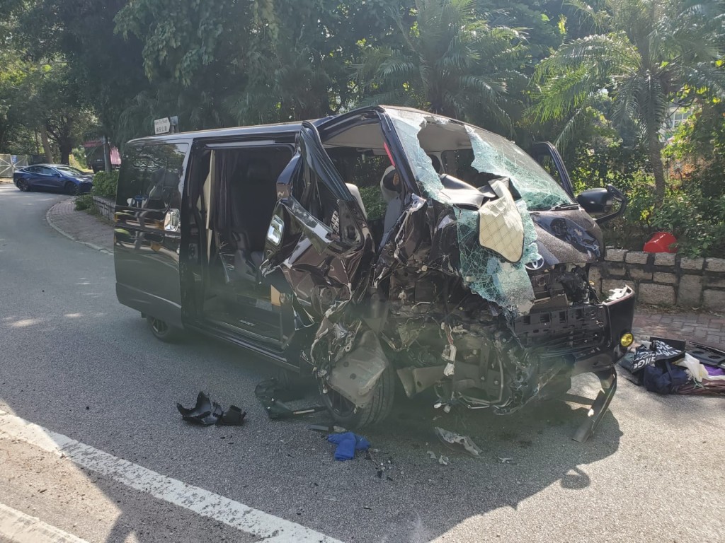 兩車相撞後，車頭嚴重損毀。 蔡楚輝攝