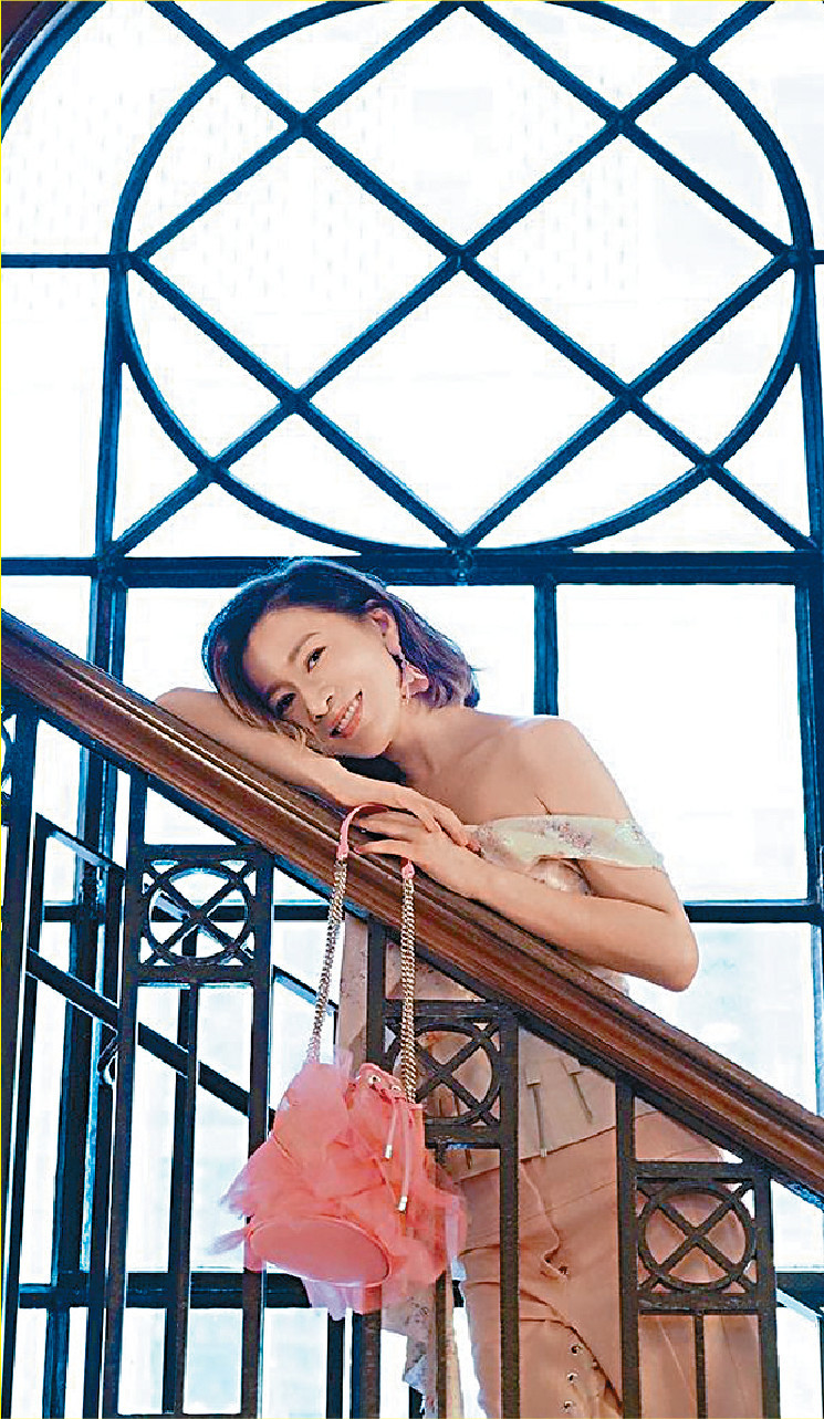 ■阿佘晒靚相，慶祝入行25年。
