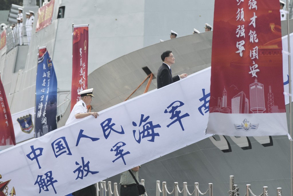 中國海軍導彈驅逐艦南寧艦、導彈護衛艦衡陽艦組成的編隊,於今日早上抵達本港。 中國海軍導彈驅逐艦南寧艦、導彈護衛艦衡陽艦組成的編隊,於今日早上抵達本港。