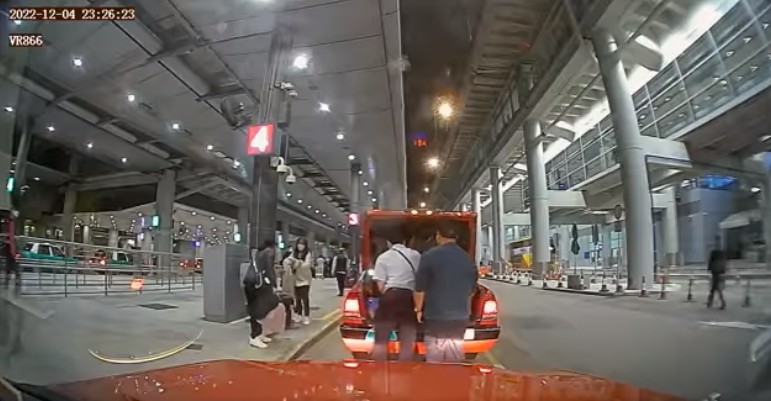 司机上前协助时未见前面的士有移动。