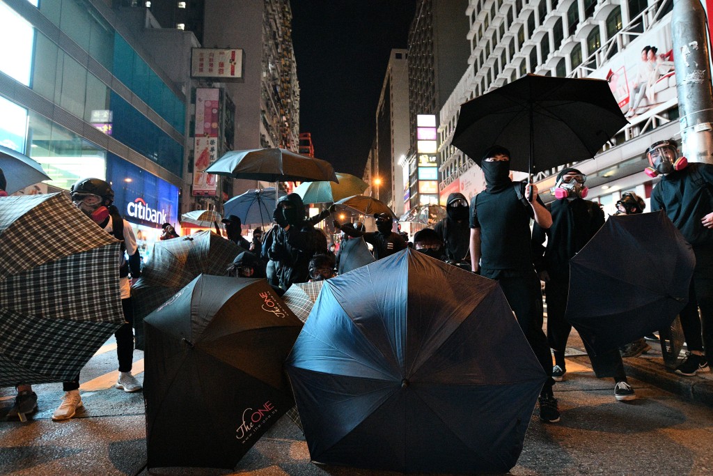當晚大批示威者在彌敦道與亞皆老街交界布下傘陣。資料圖片