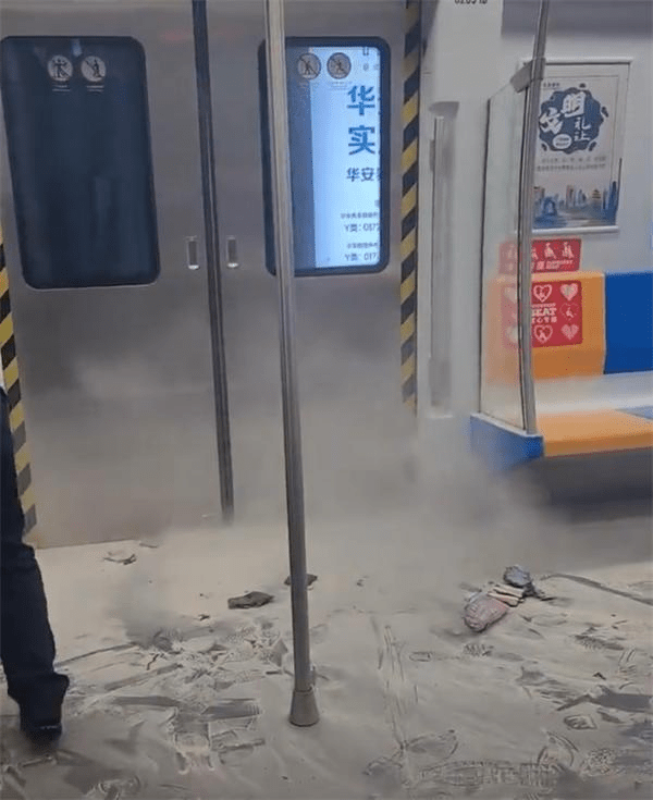 網片顯示，地鐵車廂因「尿袋」爆炸一片狼藉，煙霧瀰漫。
